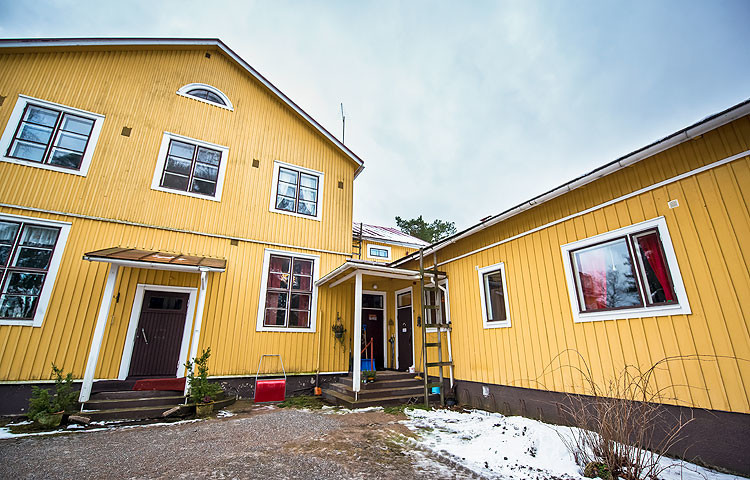 Vanhan koulurakennuksen ylläpito asumiskunnossa vaatii jatkuvaa työtä.