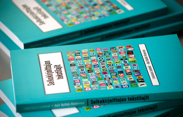 Selkokirjoittajan tekstilajit -kirjassa on konkreettisia ohjeita erilaisten selkotekstien kirjoittajille sekä runsaasti esimerkkejä erilaisista selkokielisistä teksteistä.