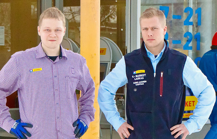 Mikko Pekkola on solahtanut työyhteisöönsä joustavasti ja hän hoitaa kaikki työtehtävänsä erittäin hyvin täysin itsenäisesti. Kauppias Marko Ahonen on syystä tyytyväinen.