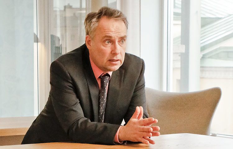 Työ- ja elinkeinoministeriön ylitarkastaja Patrik Tötterman toivoo, että kehitysvammaisen asiakkaan liiallisesta suojelusta olisi päästävä eroon ja sen sijaan ryhdyttävä rohkaisemaan häntä.