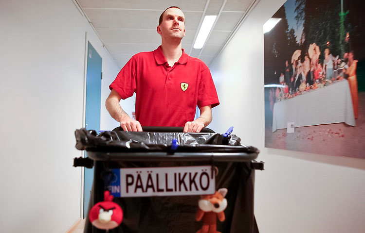 Siistijä Eppu Valkonen on yksi harvoista kehitysvammaisista palkkatyössä olevista ihmisistä Suomessa.
