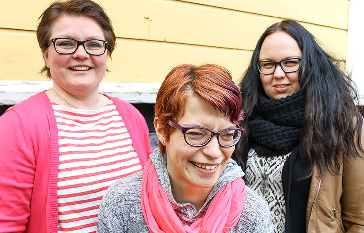 Sinikka Putaala on päässyt työelämään kiinni Pönkän avulla. Taustatukea antavat myös Maria Joona ja Lahja Leiviskä.
