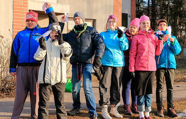 Sisupartiolaisten tehtävänä oli taitella paperista lentokoneet ja lennättää niitä pihalla. Kuvassa Noora Salminen, Aleksi Seppälä, Joona Viding, Julia Karjalainen, Anniina Lund, Kristiina Murola ja Robin Hörhammer.