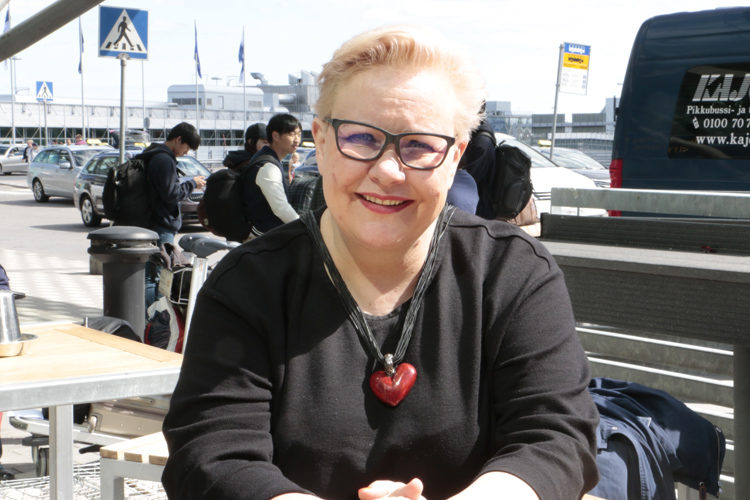 Europarlamentaarikko Sirpa Pietikäinen lentää viikoittain Suomen ja Brysselin väliä. Helsinki-Vantaan lentokenttä on käynyt hänelle vuosien kuluessa tuttuakin tutummaksi.