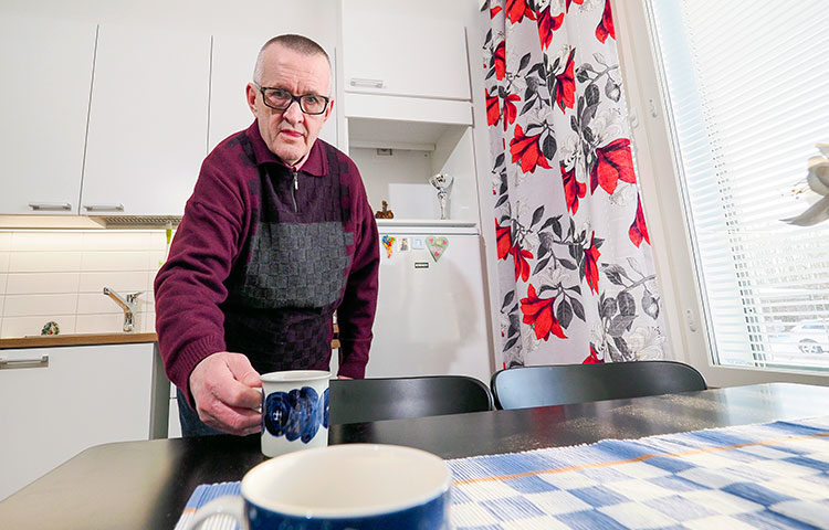 Arto Luukko nauttii siitä, että voi keitellä kahvit omassa kodissaan juuri silloin kuin haluaa - ja kun sattuu tulemaan vieraita.