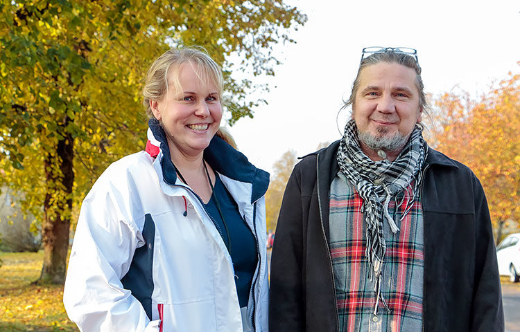 Tukiasumisen vastaava ohjaaja Mari Kinnunen ja asumisen ohjaaja Harri Solja ovat olleet mukana rakentamassa uudenlaista itsenäisen asumisen mallia paljon tukea tarvitseville nuorille.
