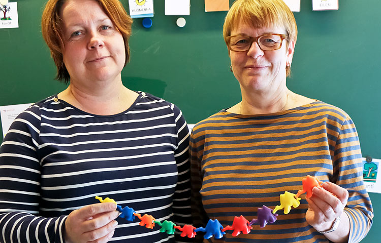 Erityisluokanopettajat Eeva-Kaisa Alamäki ja Leena-Maija Tolonen käyttävät opetuksen apuvälineenä monenlaisia keinoja ja kapistuksia, joista yksi on värikäs kamelikaravaani.