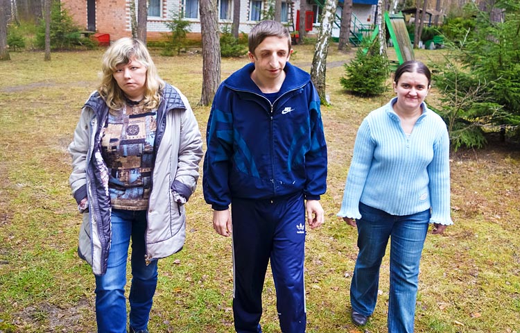 Viktoria Zaharova, Pavel Dmitrik ja Olga Tarasova ovat etuoikeutettuja kehitysvammaisia nuoria. Heillä kaikilla on työpaikka.