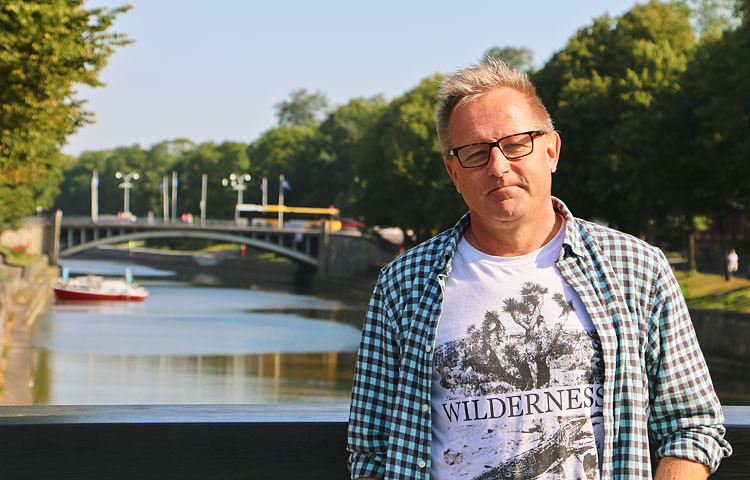Vares-teosten tapahtumat sijoittuvat Turkuun, joka on ollut Mäen kotikaupunki jo vuosikymmenten ajan.