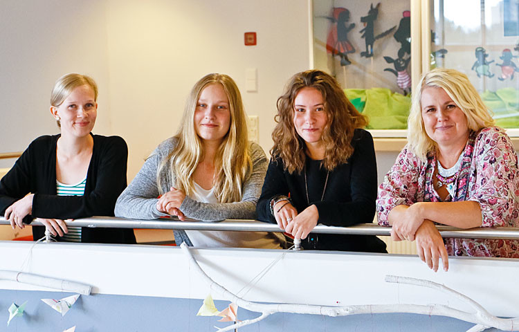 Lehtori Katja Österberg (oik.) luotsaa Siina Karia, Silja Laurilaa ja Sara Aholaa kohti lähihoitajatutkintoa Omnian ammattiopistossa.