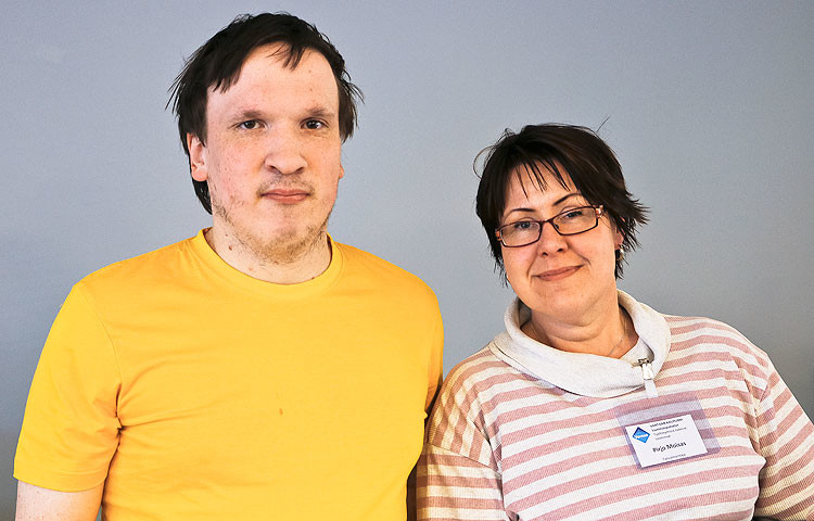 Ilkka Viitamäki ja hänen työvalmentajansa Pirjo Moisas ovat molemmat töissä Malminniityssä. ”Meillä on monimuotoinen työyhteisö, jossa on hauskaa olla töissä”, kiteyttää Moisas.