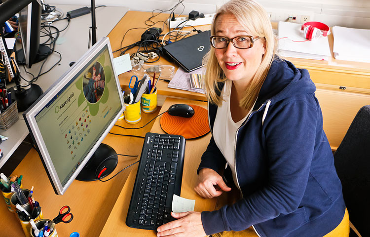 Kaveripiiri-yhteisöpalvelun kehittäjä Niina Sillanpää toimii myös palvelun ylläpitäjänä ja seuraa palvelussa käytäviä keskusteluja.