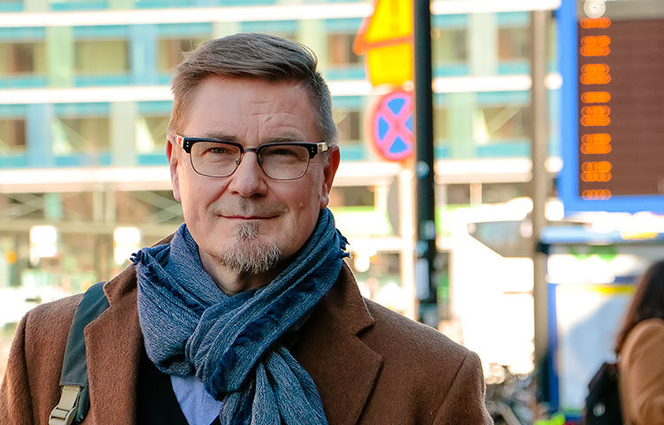 Mikko Oranen joutuu työssään matkustamaan hyvin usein Helsinkiin. Kahdeskymmenes vuosi tulee täyteen ensi helmikuussa, joten hänellä on vielä kotvanen aikaa miettiä, miten merkkipäivää juhlisi. ”Täytyy ehkä lennolla tilata kahvin lisäksi pullaa”, tuumii Oranen.