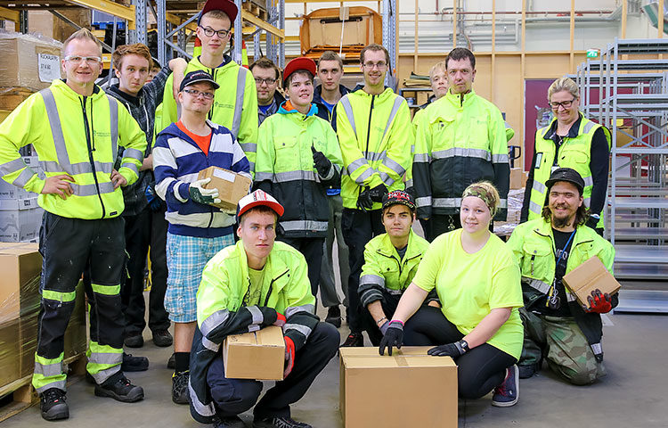 Keskuspuiston ammattiopiston varastonhoitajaopiskelijat siirsivät Kehitysvammaliiton kirjavaraston Helsingin Malmilta omiin toimitiloihinsa Metsälän kaupunginosassa.
