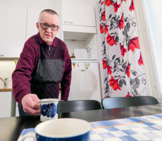 Arto Luukko nauttii siitä, että voi keitellä kahvit omassa kodissaan juuri silloin kuin haluaa - ja kun sattuu tulemaan vieraita.