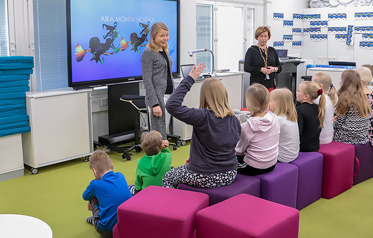 Luokanopettaja Sari Koskenkari sekä erityisluokanopettaja Vuokko Palokangas luotsaavat yhdessä Tähtiluokan oppilaita.