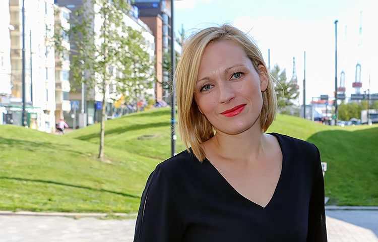 Ruoholahden maisemat ovat Laekselle läheisiä. Hän työskentelee usein alueella sijaitsevassa kahvilassa.
