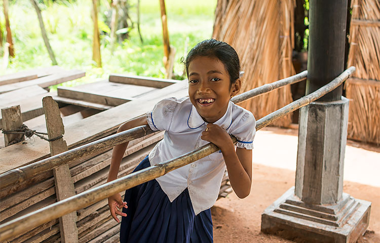 SreyLeang Hun, 13, harjoittelee kävelemistä bamburiu'uista viritettyjen kaiteiden avulla.
