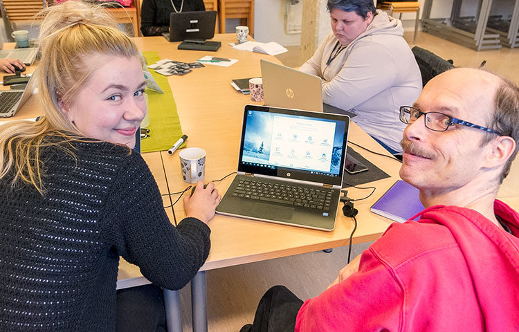 Janne Tavast (oikealla) valikoi viestintäryhmässä kuvia ja tekee haastatteluja. Tukihenkilönä on Liisa Toiviainen.