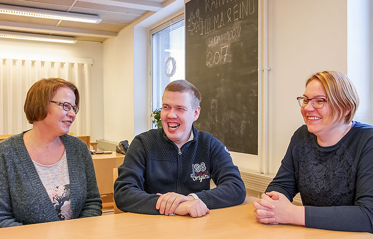 Ville Mourujärveä (keskellä) kiinnostaa muiden muassa työllistyminen media-alalla. Lahtisten työntekijät Maaret Volotinen (oikealla) ja Satu Huhtiainen keskustelevat työsuunnitelmista Villen kanssa.