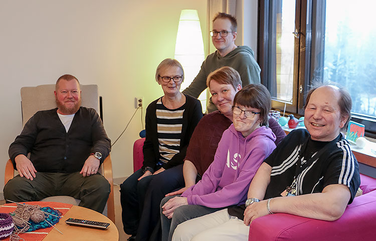Ohjaajat Petri Pasanen (vas.), Liisa Norilo, Markus Suhonen ja johtava ohjaaja Soile Härkönen sekä asukkaat Anna Nortia ja Kaj Sandholm joutuvat lähes päivittäin ratkomaan digitalisoituneessa maailmassa eteen tulevia haasteita.