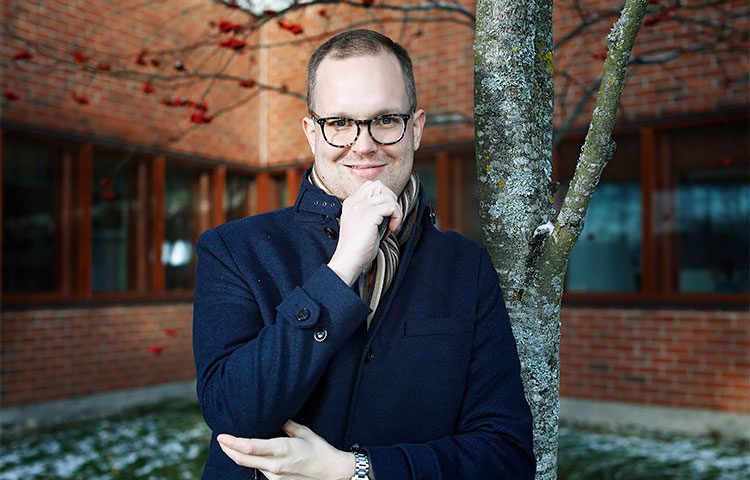 "Ihmisille pitäisi kertoa, että palveluja saa muutenkin kuin digitaalisina", sanoo akatemiatutkija Sakari Taipale.