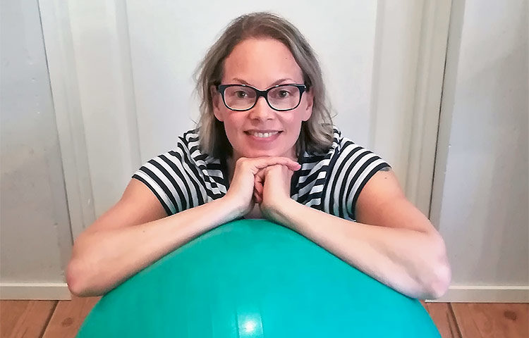 Anita Ahlstrand toimii liikuntatieteellisten aineiden lehtorina Metropolia Ammattikorkeakoulussa ja on työskennellyt yli 20 vuotta ruohonjuuritasolla lasten ja nuorten liikkumisen parissa. Kuva: Tommy Weckström