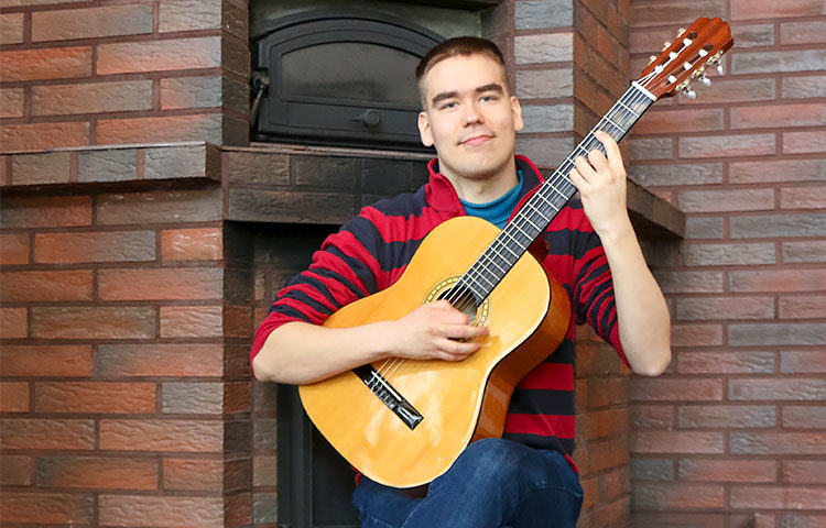 Erkki Riekkolalle musiikki on kaikki kaikessa. Hän vetää työkseen musiikkituokioita Perhekodin muille asiakkaille.