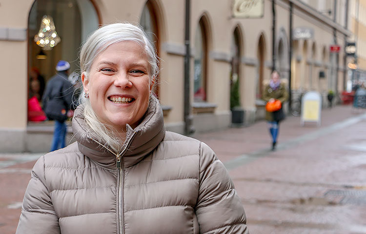 "En ole kenenkään hoitaja", sanoo työhönvalmentaja Elisa Nappa.