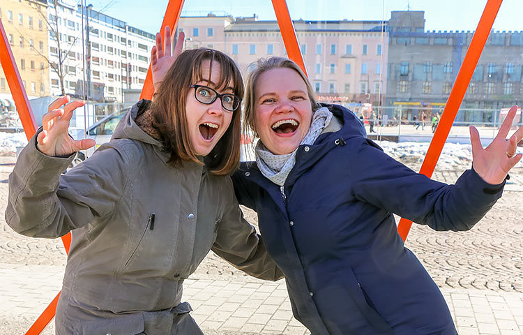 Projektisuunnittelijat Enni Ruuth ja Elina Huttunen suhtautuvat työhönsä suurella vakavuudella.