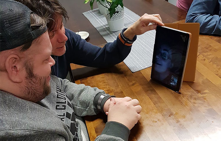 Jaakko Eronen ja ohjaaja Ari-Pekka Wilska yhteydenpidossa.