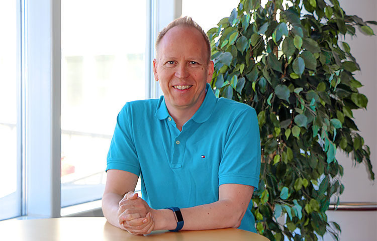 Jarkko Rantanen peräänkuuluttaa positiivisen palautteen antamisen tärkeyttä. Ihmiset eivät mene kehuista pilalle, eikä kukaan ole vielä koskaan vaihtanut työpaikkaa liiallisen positiivisen palauteen vuoksi, hän muistuttaa.