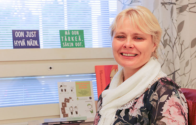 Kehitysvammapsykologi Anna-Elina Leskelä-Ranta saa myös itse voimaa omista huoneentauluistaan.