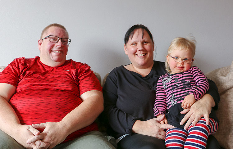 Antti ja Kati Keski-Saari ovat tuoreita lahtelaisia. Tytär Helmi pääsi äidin syliin parahiksi päiväunilta heränneenä.