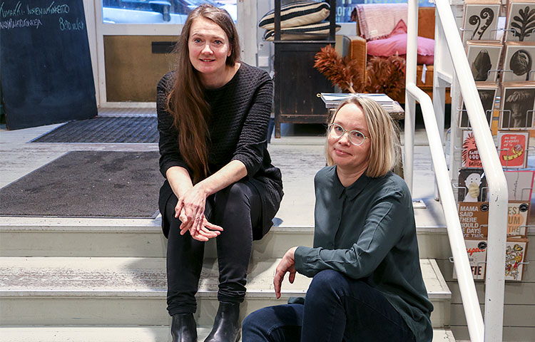 Projektipäällikkö Katriina Rosavaara ja projektityöntekijä Janette Aho kehittelevät uusia tapoja työllistää erityistä tukea tarvitsevia taiteilijoita.