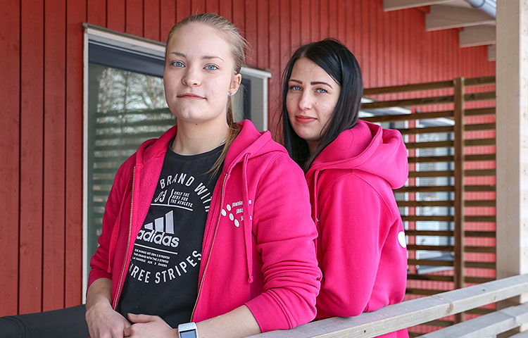 Lähihoitajat Eveliina Lepistö ja Roosa-Maija Raitio ovat löytäneet yhteisen sävelen haastavasti käyttäytyvien asukkaiden kanssa.