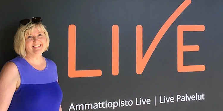 Marsa Perttulan taustalla on iso Live-teksti.