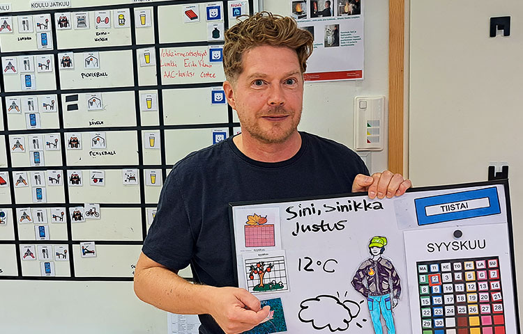 Mies pitelee käsissään taulua.
