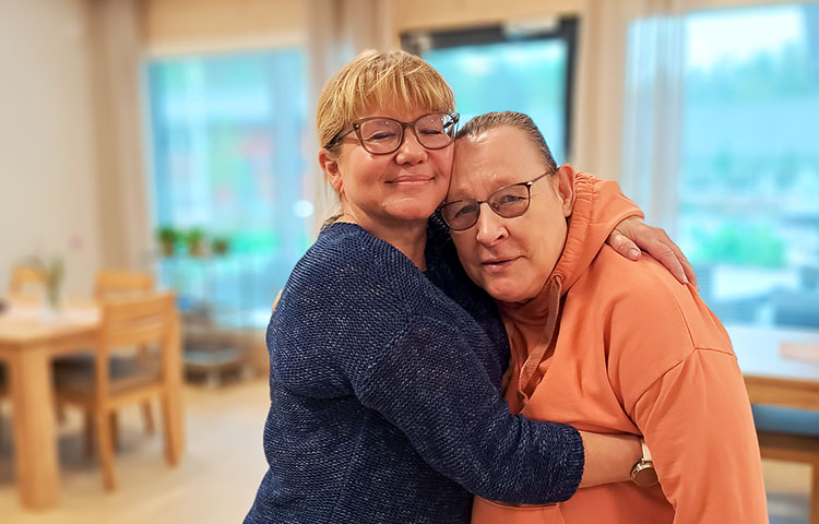 Kaksi ihmistä halaa toisiaan.