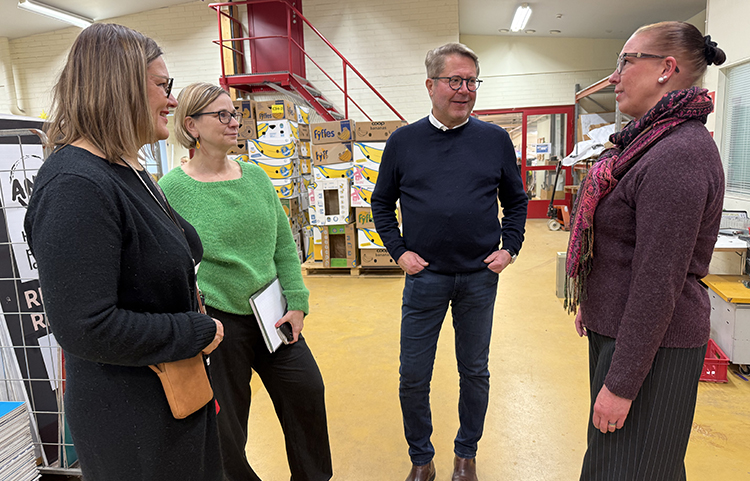 Neljän hengen porukka keskustelee.