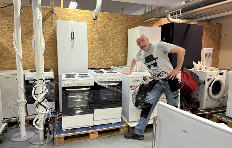 Mies ja kodinkoneita, esimerkiksi pyykinpesukoneita ja helloja.