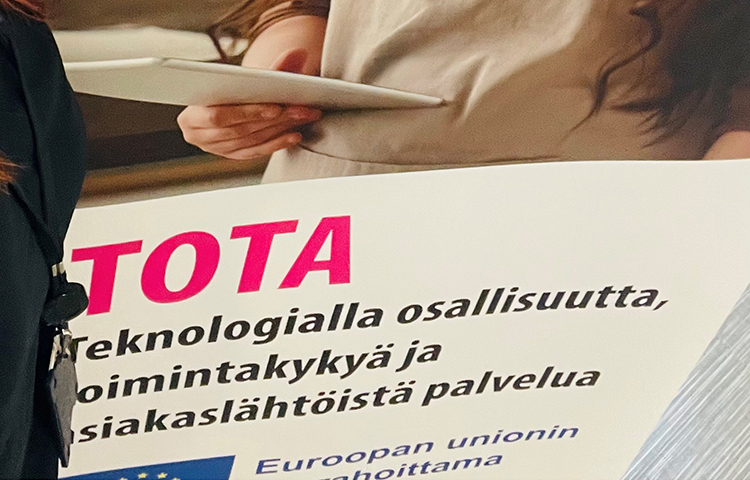 hankkeen esittelymateriaalista kuva, jossa näkyy hankkeen nimi ja pätkä esittelytekstiä: TOTA - Teknologialla osallisuutta, toimintakykyä ja asiakaslähtöistä palvelua.