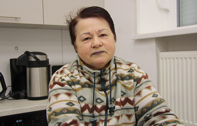 Kuvassa nainen, jokka on tummat lyhyet hiukset.