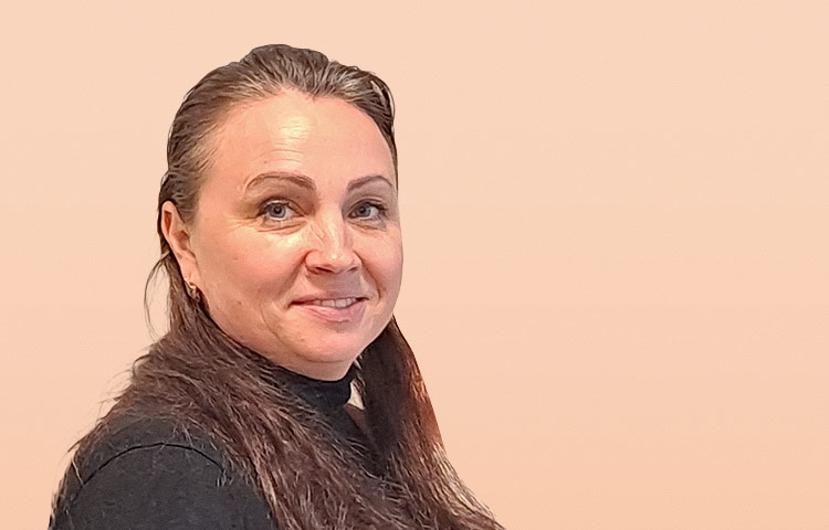Kuvassa Nataliia Pendiura, jolla on pitkät hiukset ja musta pusero.